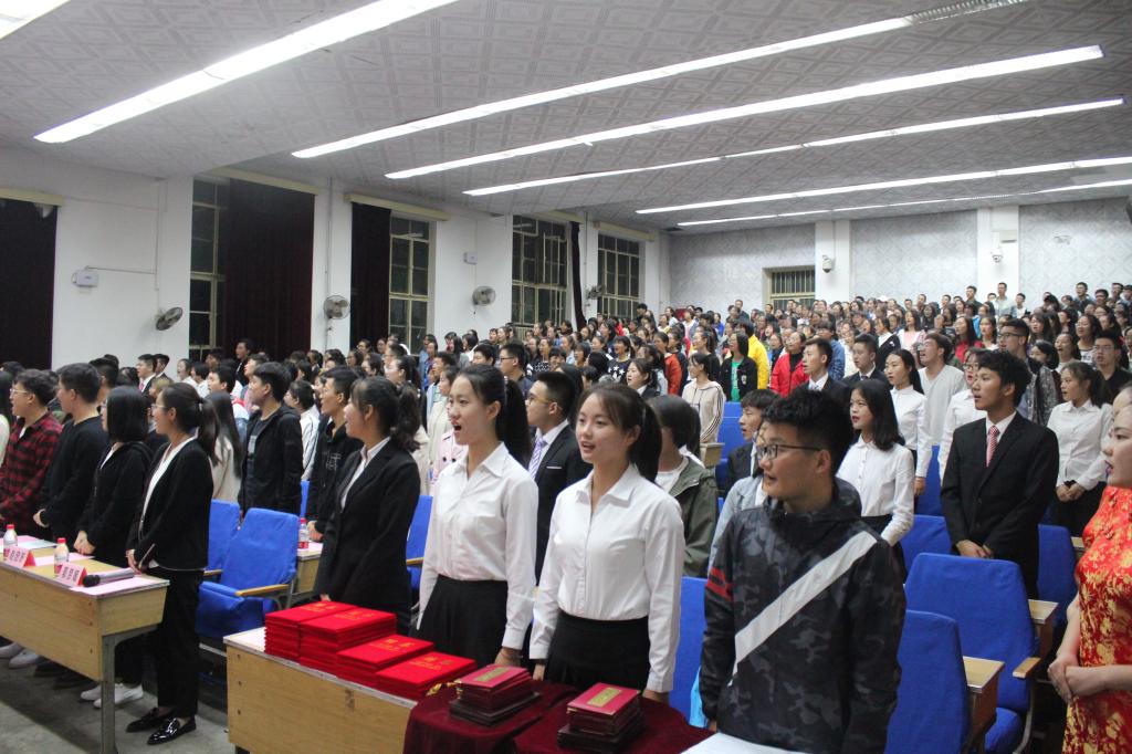 全体起立共唱《中国共产主义青年团之歌》 全体起立共唱《中国共产主义青年团之歌》
