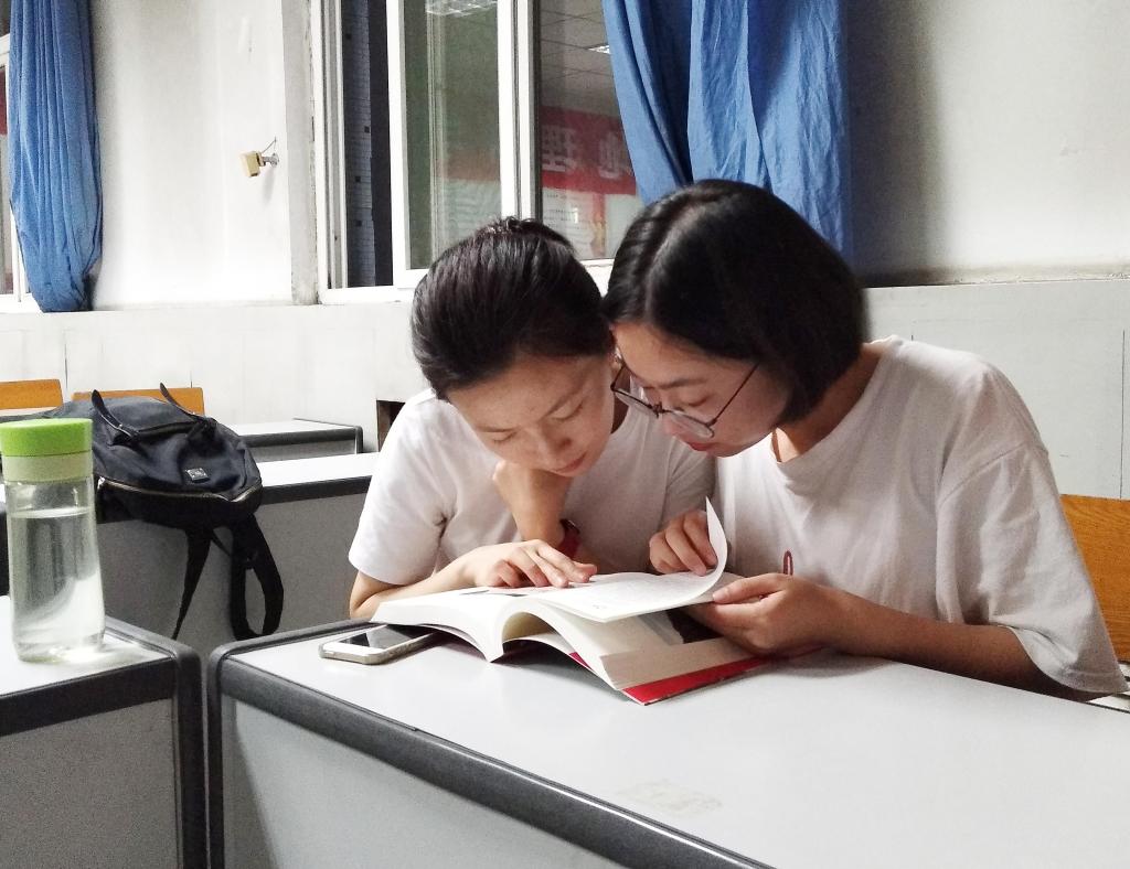 支部同学学习《习近平的七年知青岁月》