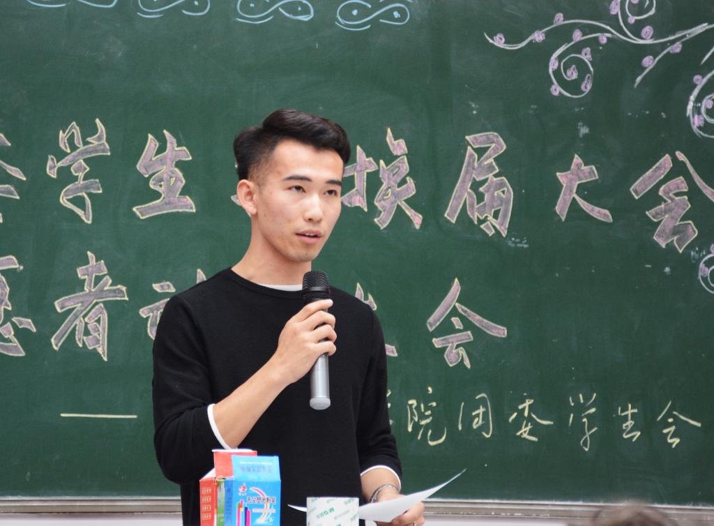 校员工会主席代表王泰康发言