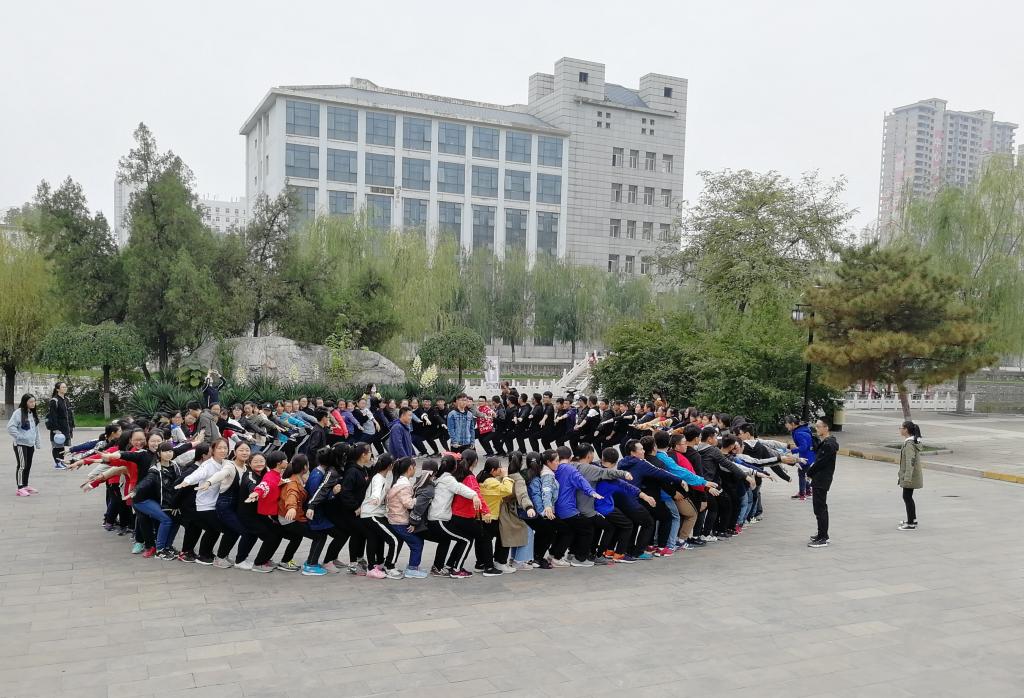 员工们进行“万里长城永不倒”项目