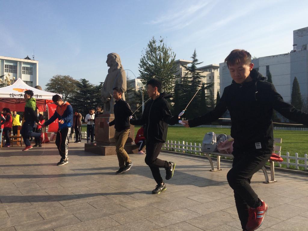 男子30秒单摇跳
