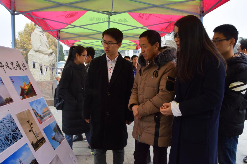 参观摄影展